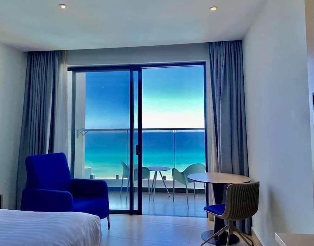 Arena Cam Ranh Beachfront Condotel Junior Studio, 1 Queen Bed, Balcony, Sea View 4