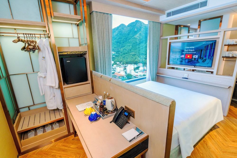 The Morning Glow - Handwritten Collection Classic Room, 1 Queen Bed, Mountain View 2