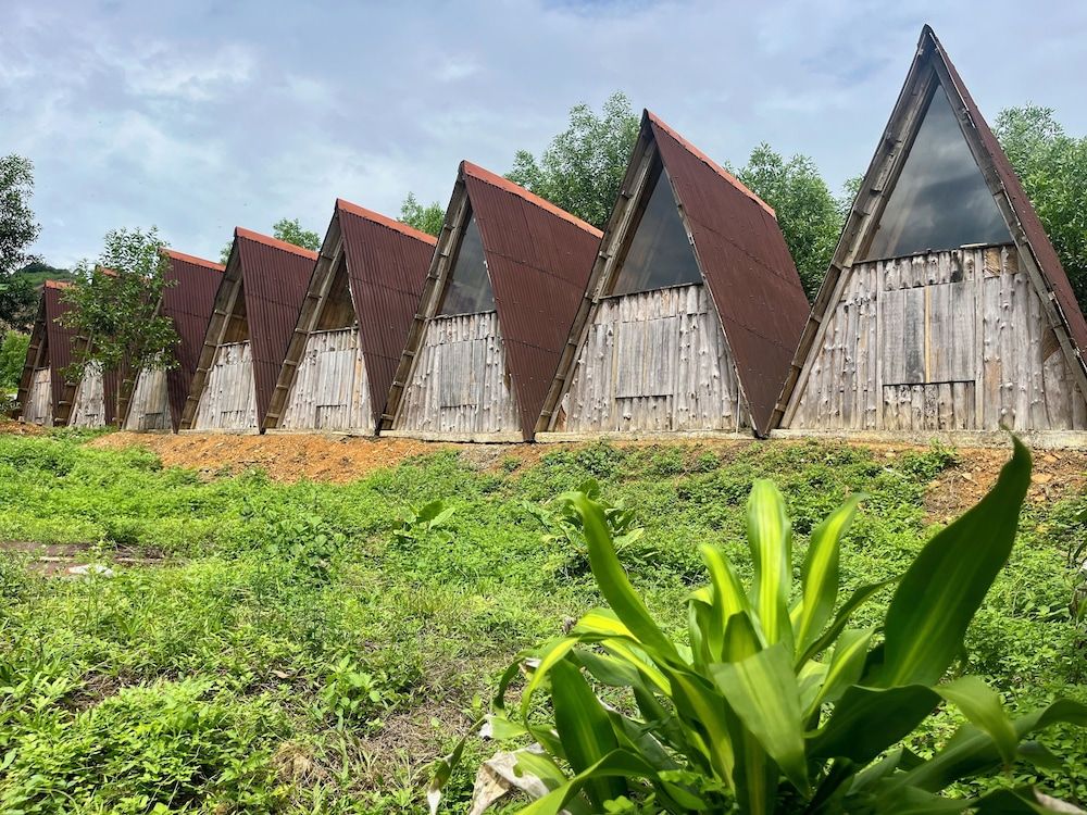 Nguyen Shack Retreat Basic Cabin, Hill View 6