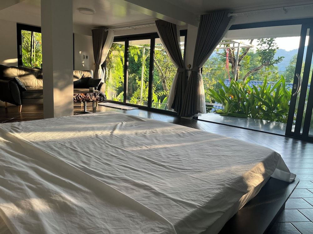 Lake House Luxury Studio, Courtyard View 2