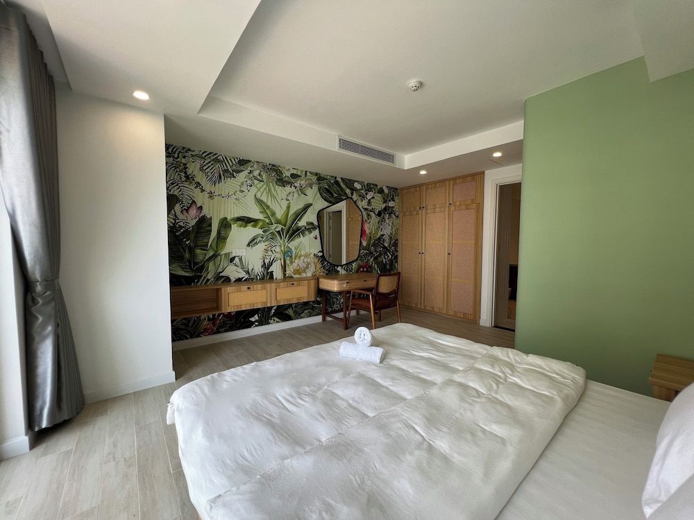 City Apartment, 3 Bedrooms, Balcony, Beach View