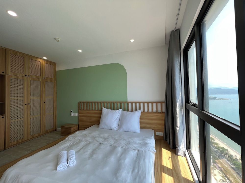 City Apartment, 3 Bedrooms, Balcony, Beach View