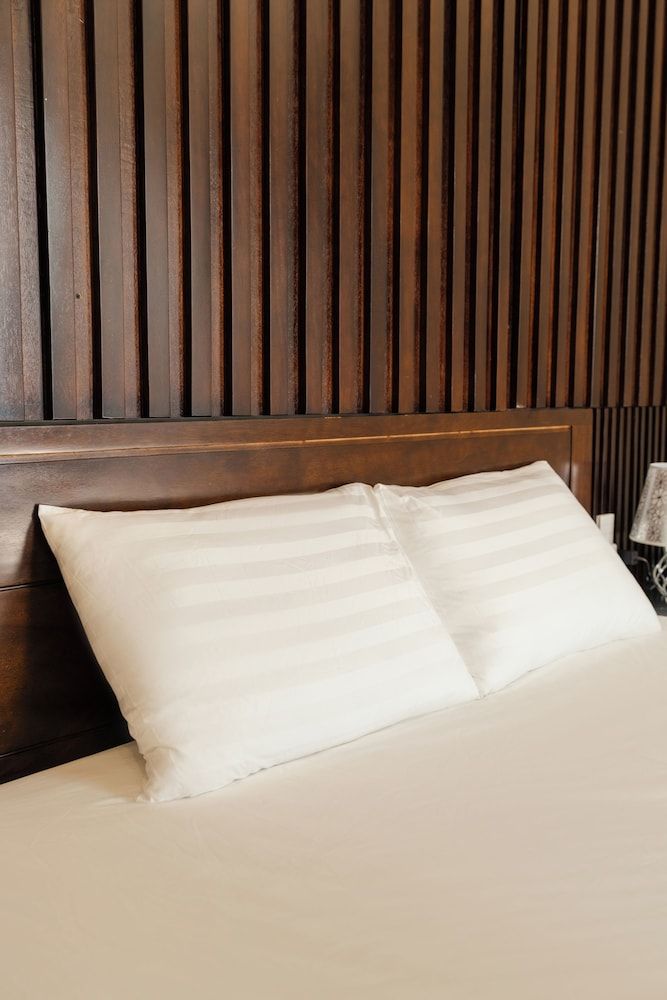 Victory Homestay Deluxe Double Room, Pool View 5