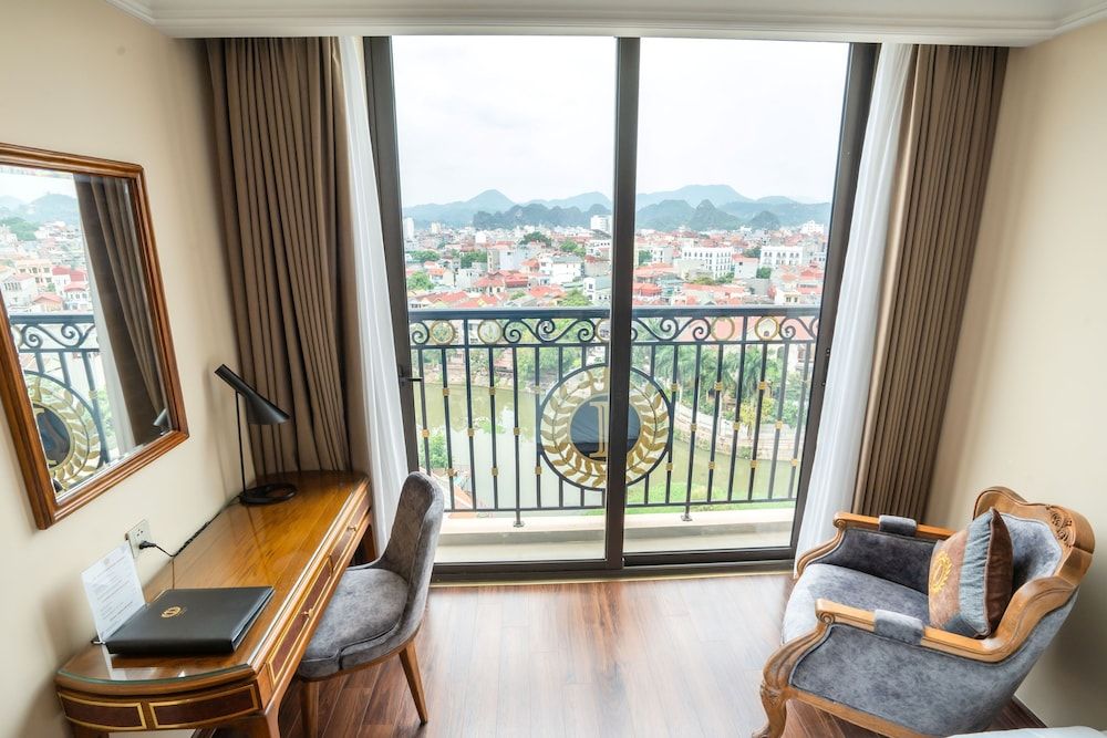 Imperial Hotel Lang Son Deluxe Double Room, Balcony, Lake View 3