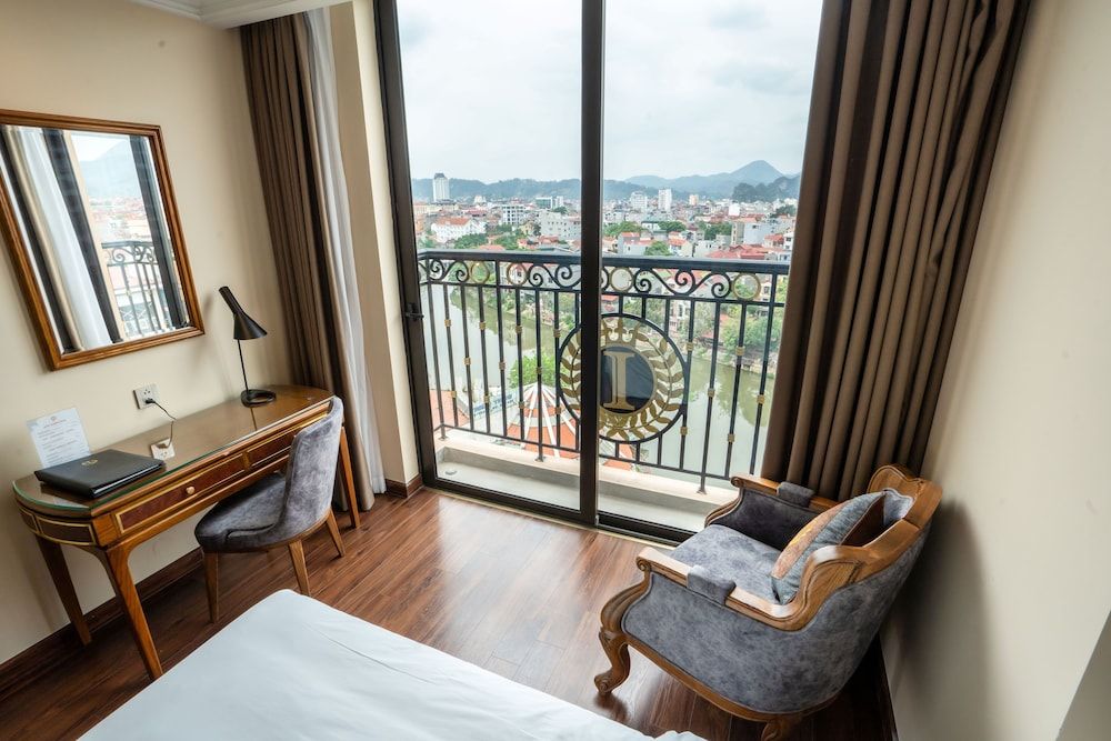 Imperial Hotel Lang Son Deluxe Double Room, Balcony, Lake View 2