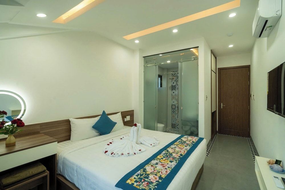 Deluxe Double Room, 1 King Bed, Balcony, City View