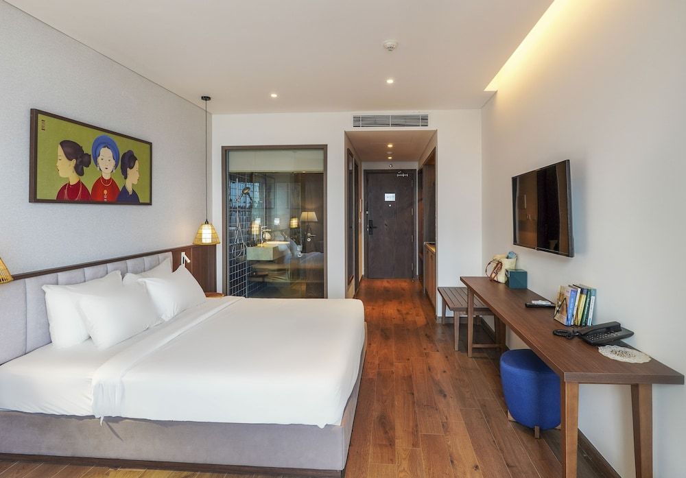 Studio, 1 King Bed, Beach View