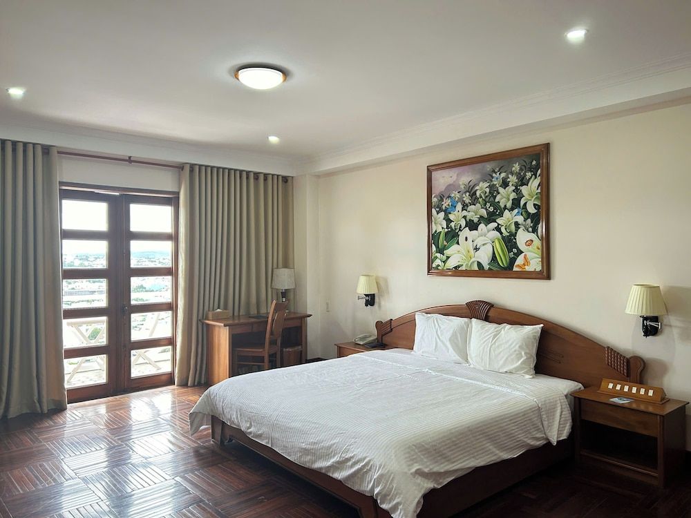 Deluxe Room, 1 King Bed, City View