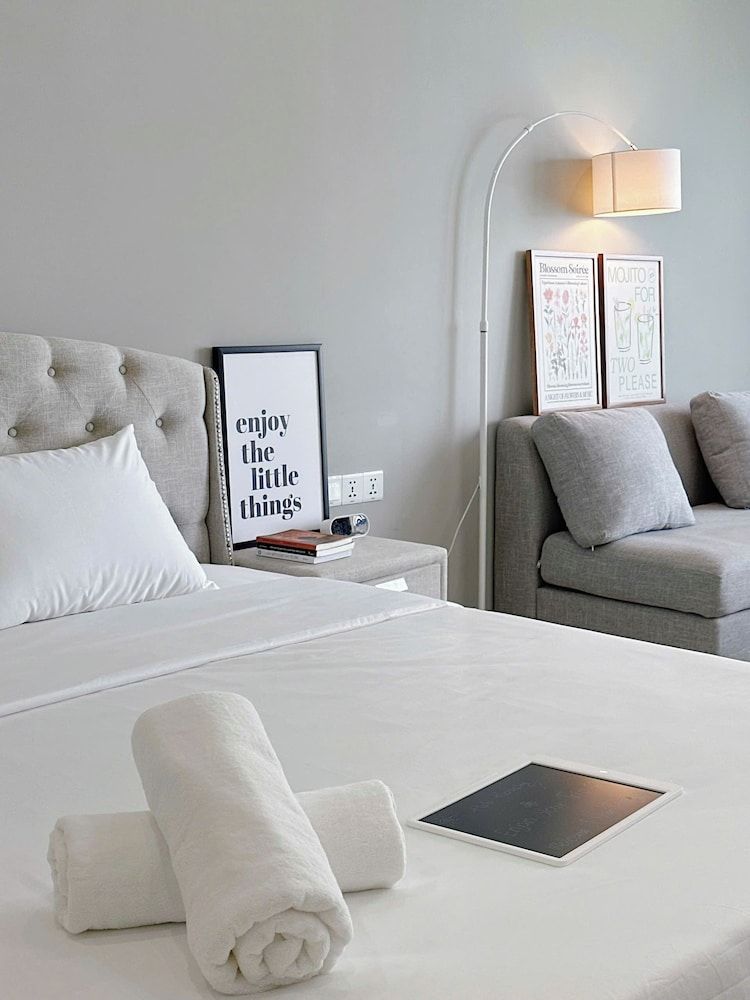 City Studio, 1 King Bed, Balcony, Ocean View