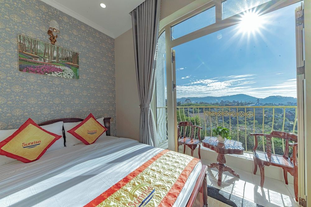 Sunrise Hotel Da Lat Superior Double Room, Mountain View 9