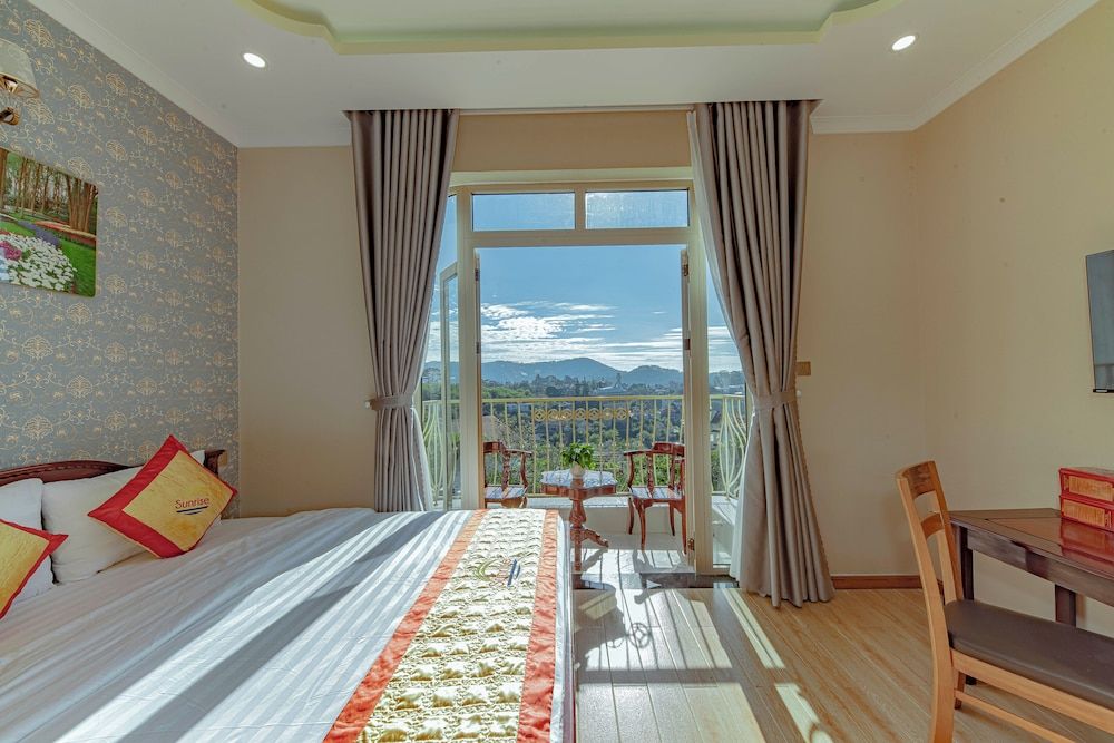 Sunrise Hotel Da Lat Superior Double Room, Mountain View 8