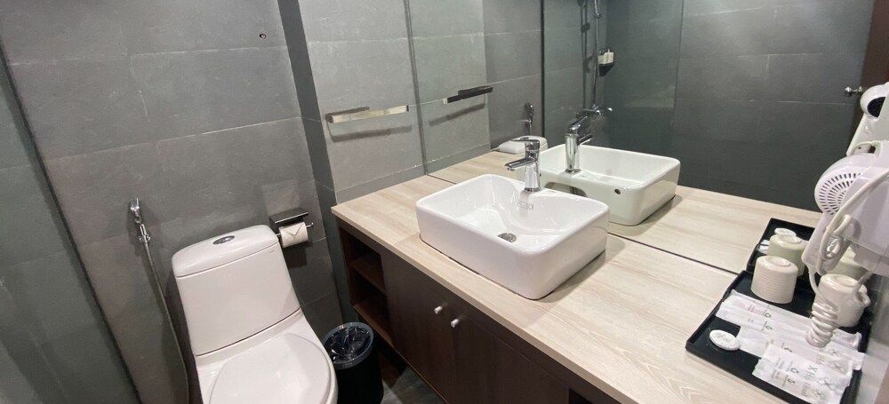 X Hotel Thai Nguyen Family Triple Room, Pool View 9