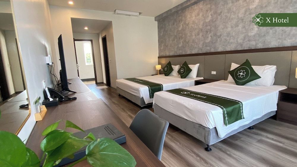 X Hotel Thai Nguyen Family Triple Room, Pool View 7