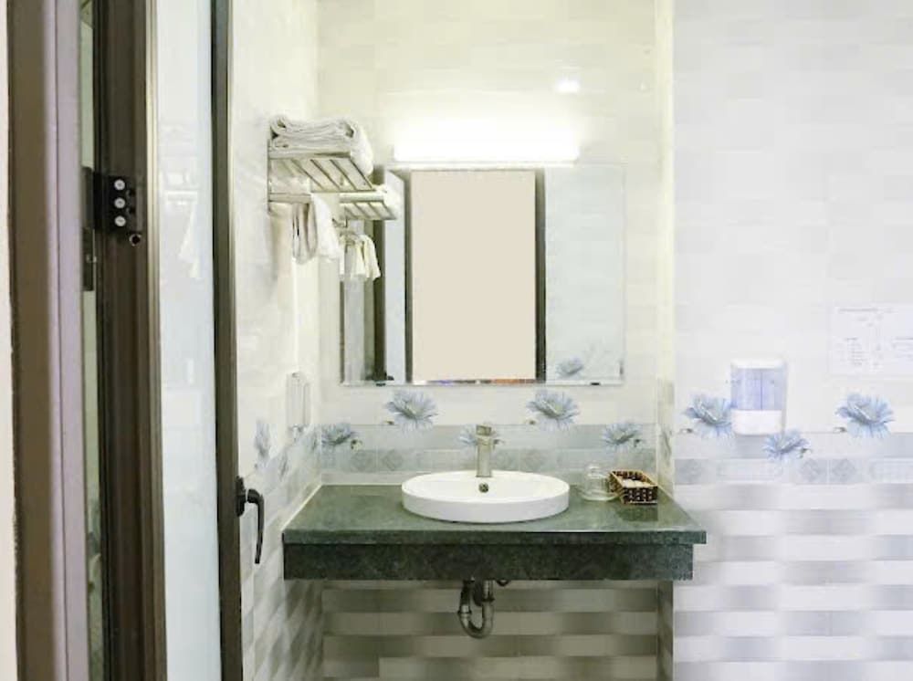 Kinh Bac Hotel Hai Tien Deluxe Twin Room, 2 Queen Beds, City View 9