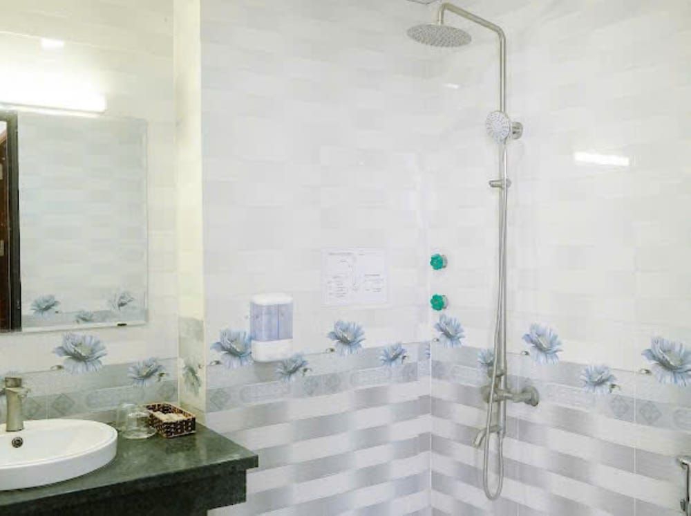 Kinh Bac Hotel Hai Tien Luxury Double Room, Balcony, Sea View 5