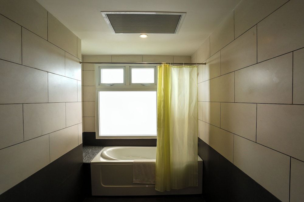 New Palace Bac Lieu Hotel Deluxe Room, City View 4