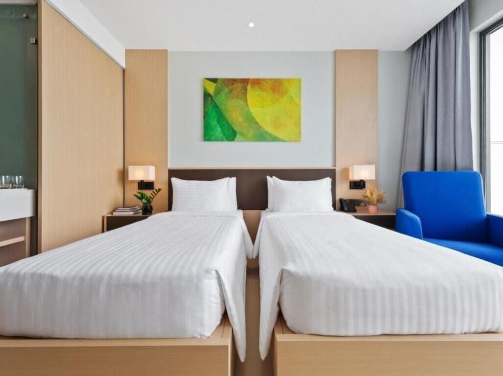 EMS HOUSE Sea View Apartment - The Arena Cam Ranh Deluxe Twin Room, Balcony 2