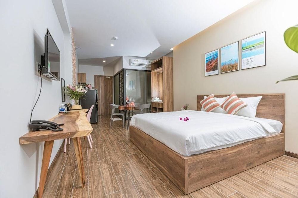 Basic Studio, 1 Queen Bed, Balcony
