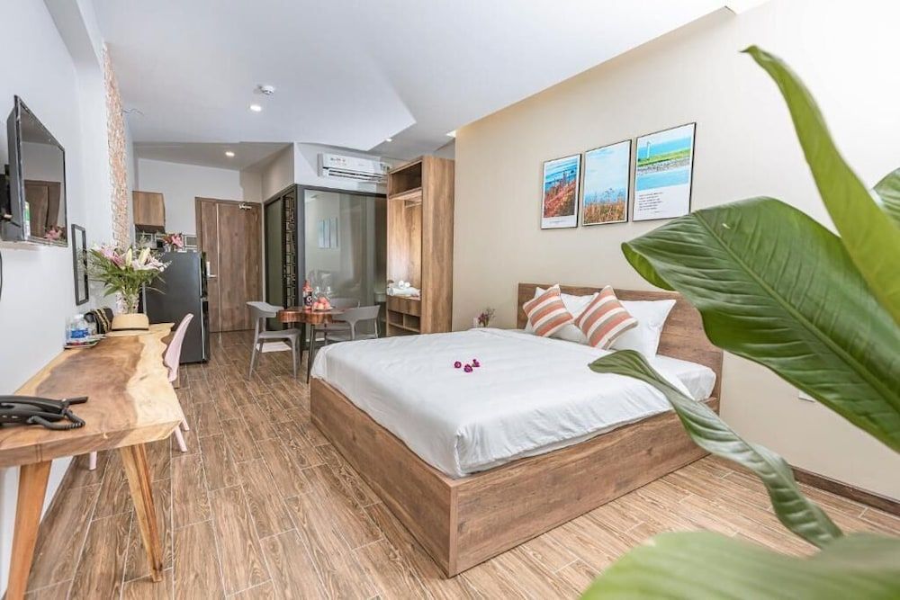 Basic Studio, 1 Queen Bed, Balcony