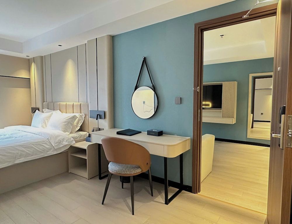 GARDEN PHOENIX HOTEL Family Quadruple Room, Balcony, City View 4