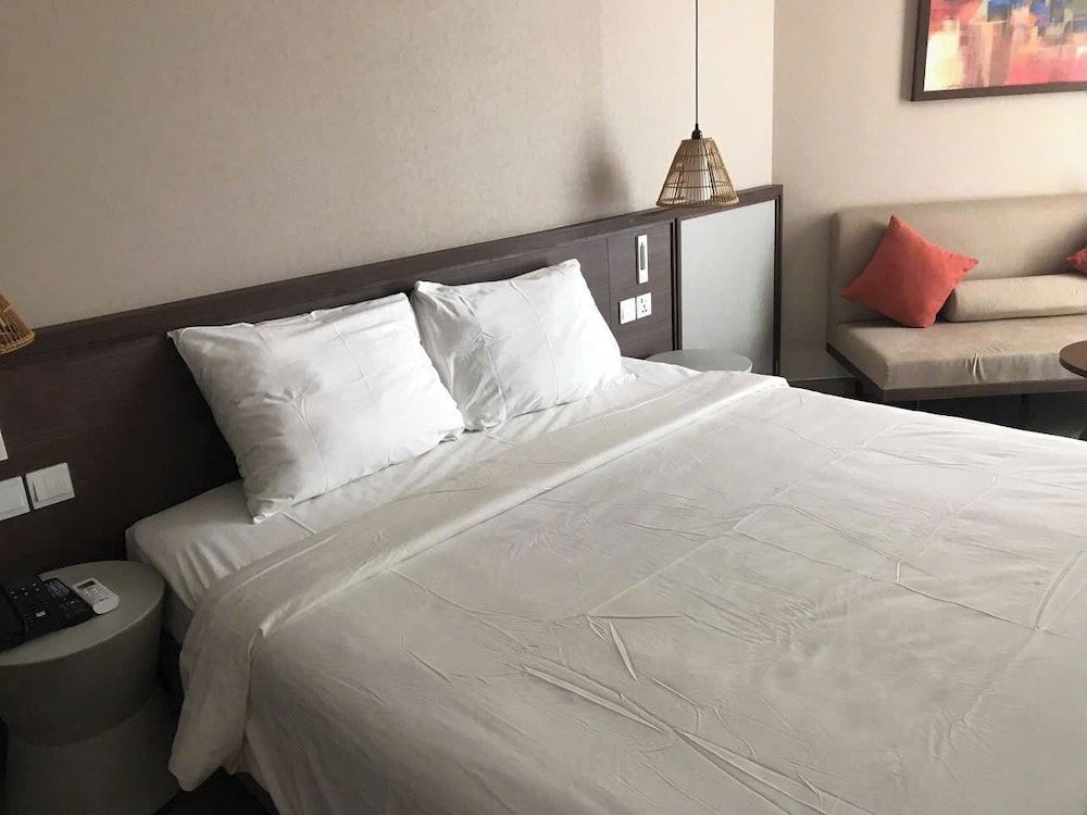 Deluxe Studio, 1 Queen Bed, Kitchenette, Beach View
