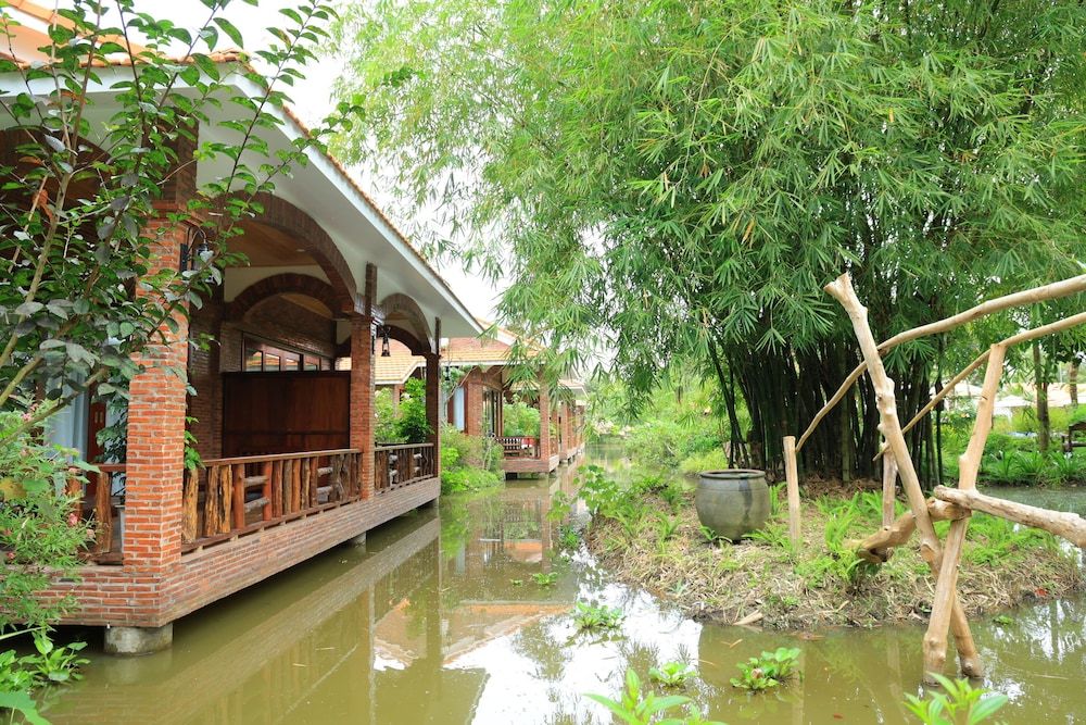 Phi Yen Eco Resort Deluxe Double Room, Pool View 7