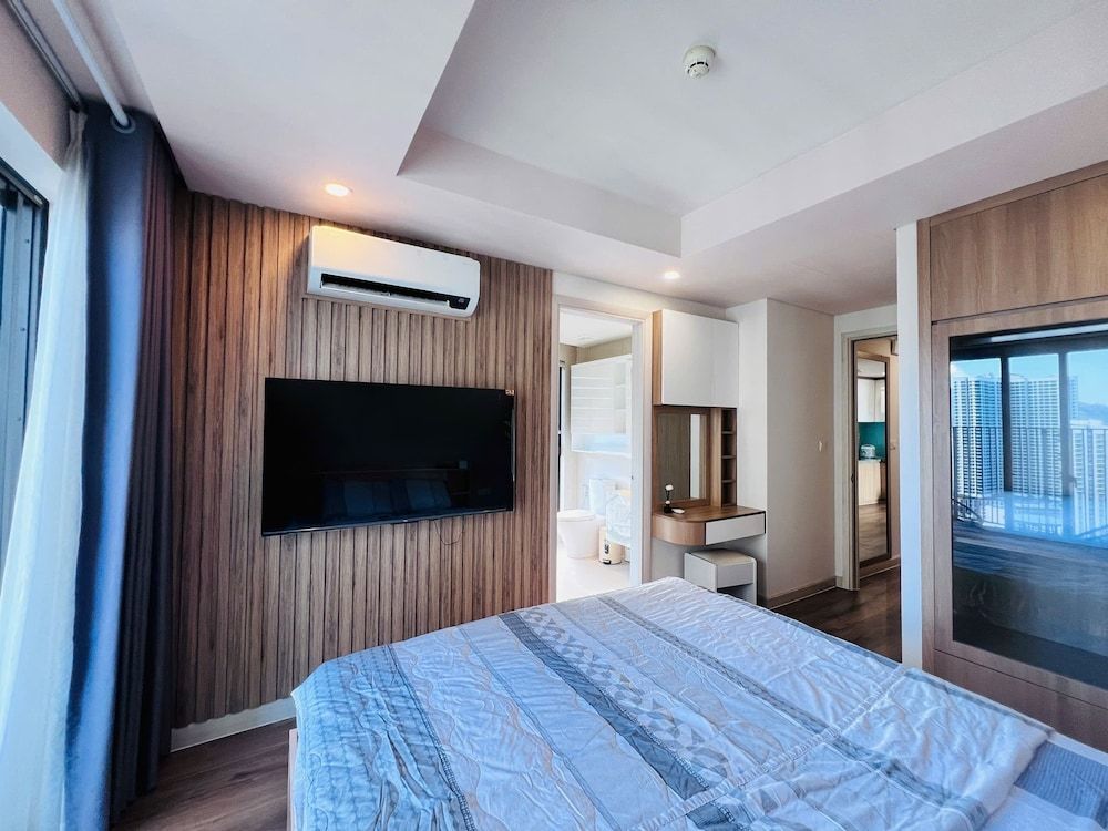 OceanSky Suites - Gold Coast Tower Grand Apartment, Beach View 2