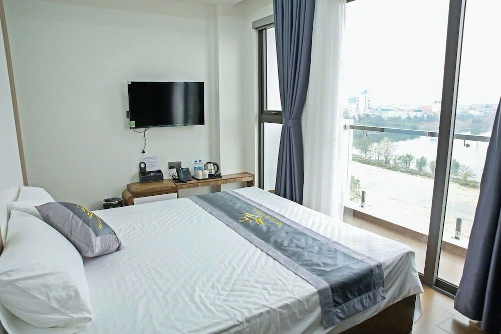 Hoa Lư City Hotel Deluxe Double Room, Balcony, Lake View 3