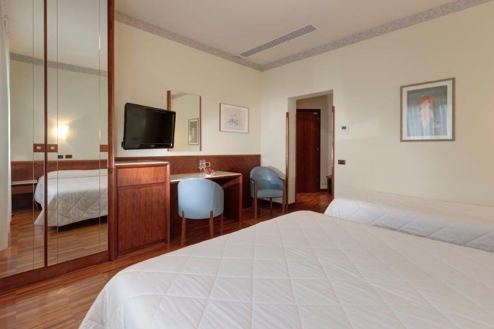 Palace Hotel Standard Triple Room