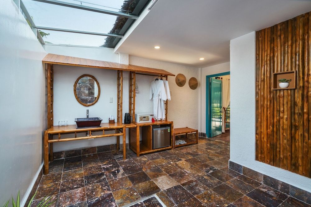 Mekong Lodge Hotel & Resort Deluxe Triple Room, Garden View 11