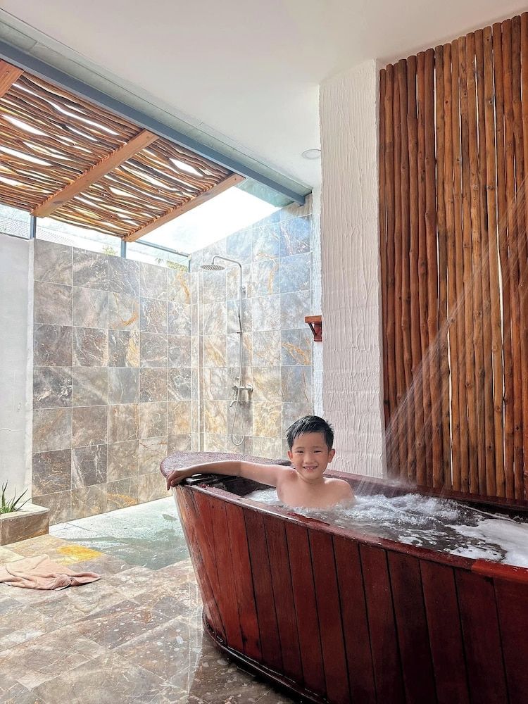 Mekong Lodge Hotel & Resort Deluxe Triple Room, Garden View 13