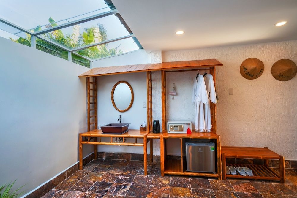 Mekong Lodge Hotel & Resort Deluxe Triple Room, Garden View 8