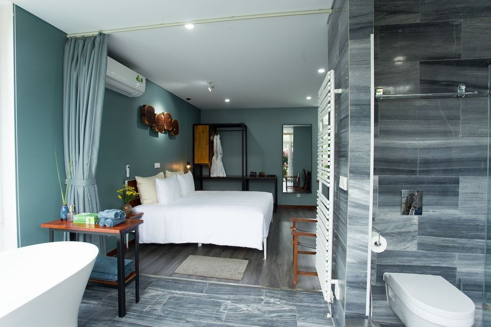 Signature Suite, 1 King Bed, Bathtub, Garden View
