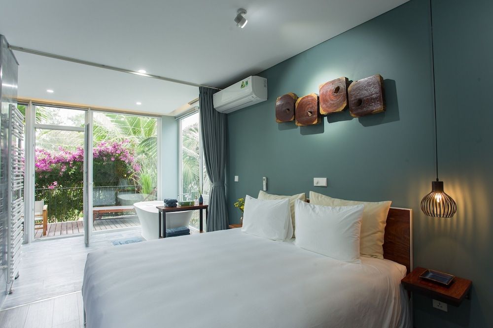 Signature Suite, 1 King Bed, Bathtub, Garden View