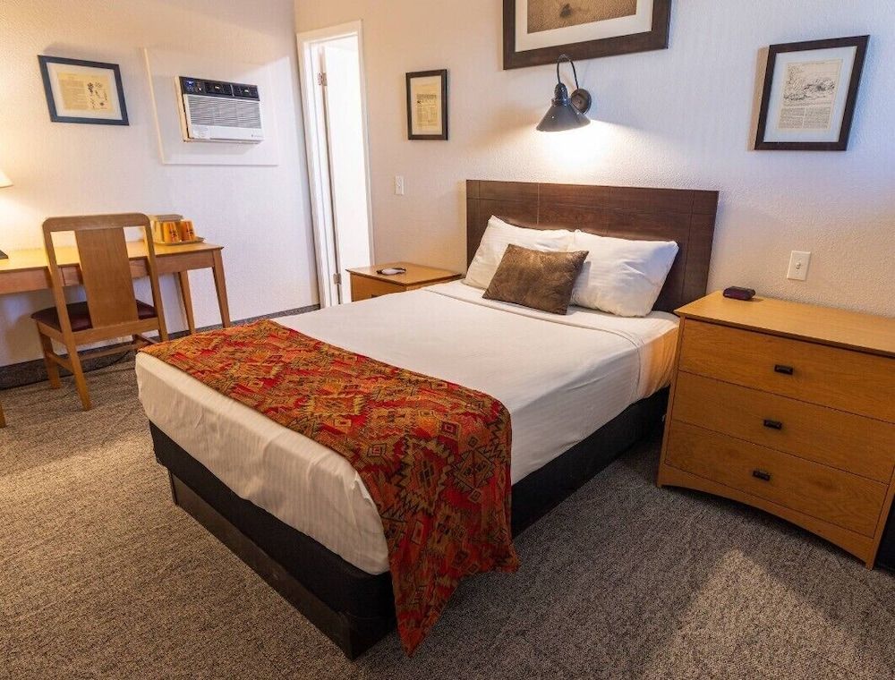 Stovepipe Wells Village Hotel - Inside The Park Patio Room with 1 Double Bed