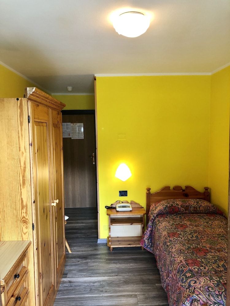 Single Room, Mountain View
