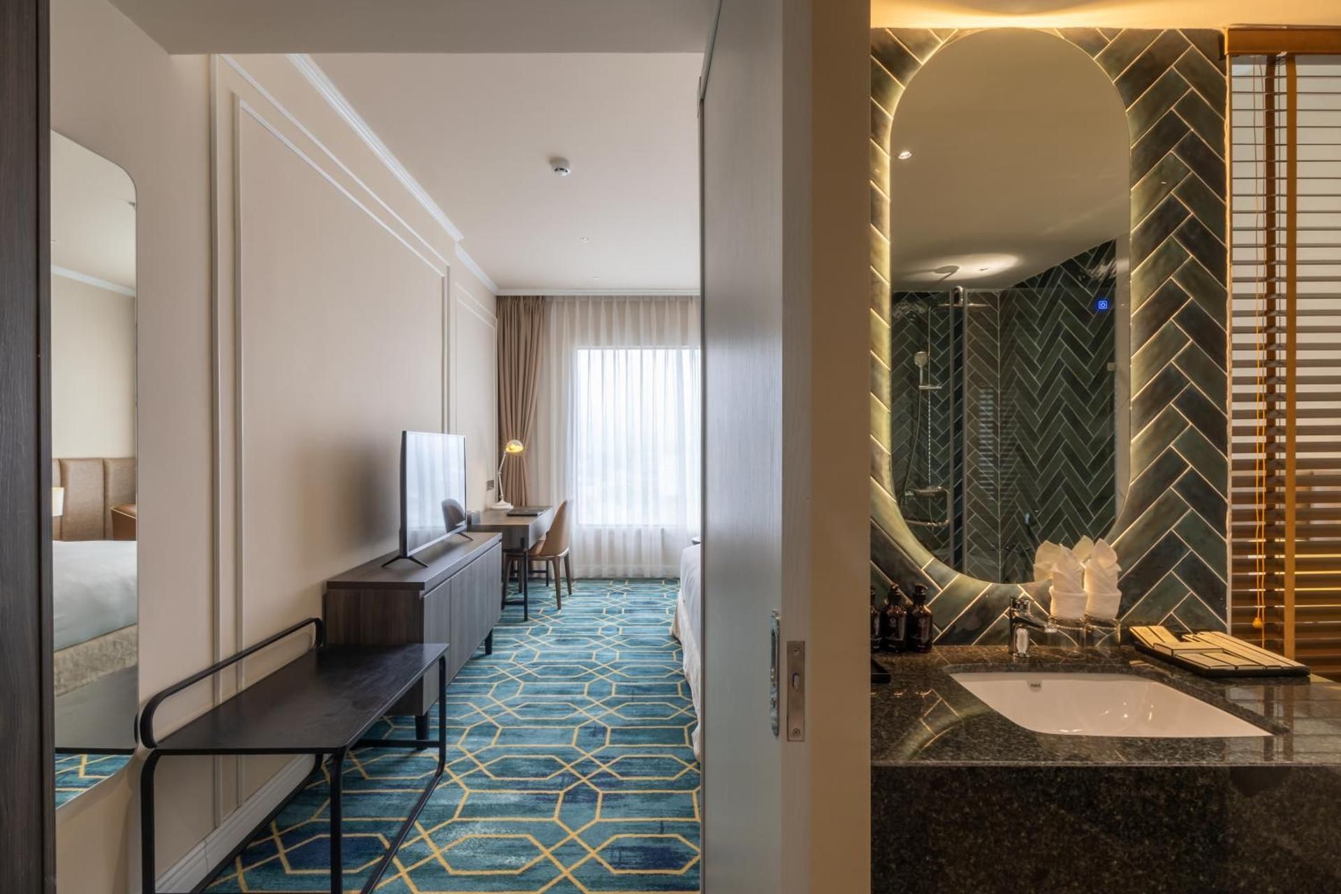 Deluxe King with Bathtub