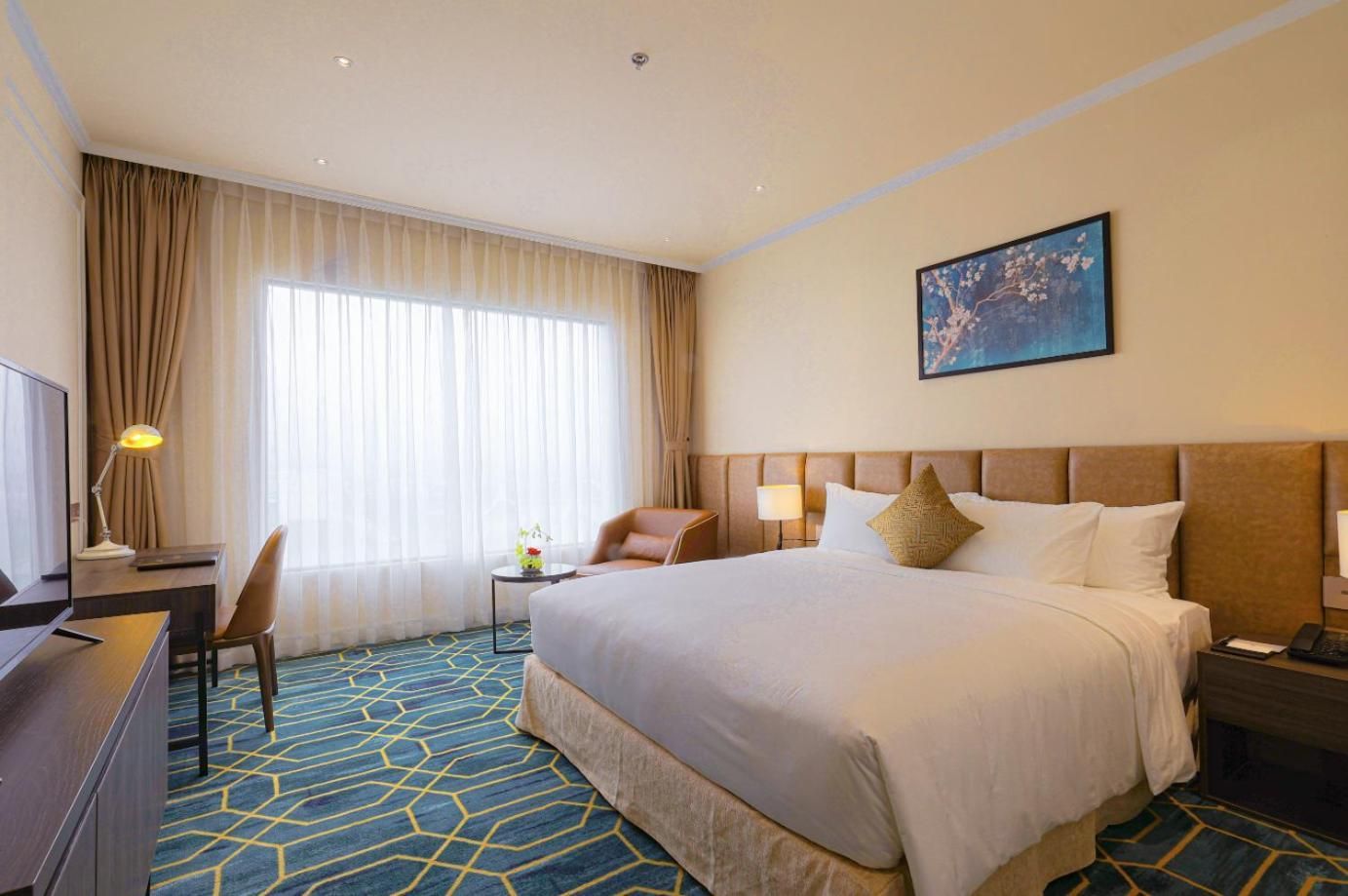 Package Deluxe Room + 01 time rental 1 electric scooter for full-day