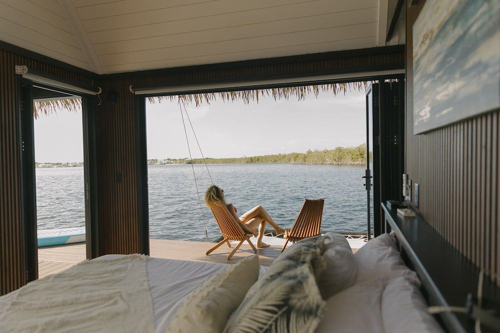 Premium Floating Bungalow by Stay Ombi Luxury Bungalow, Ocean View 8