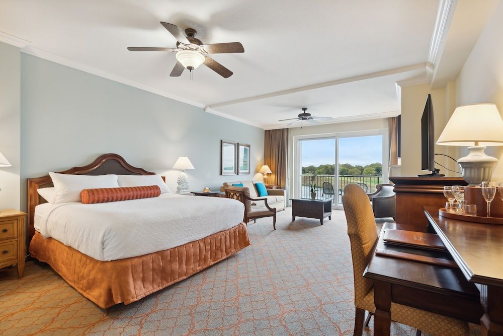 Club Suite, 1 King Bed, Kitchen