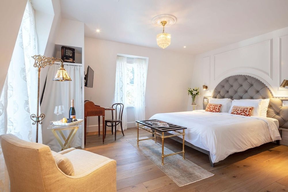 Superior Room, 1 King Bed, Mountain View