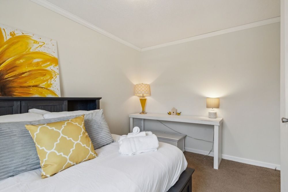 Sunsets & Serenity: Port Clinton Waterfront Stay 3 Bedroom Home House, 3 Bedrooms 3