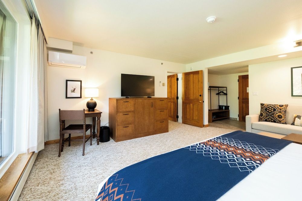 Rock Creek Resort Room, 1 King Bed, Mobility Accessible (Hearing) 10