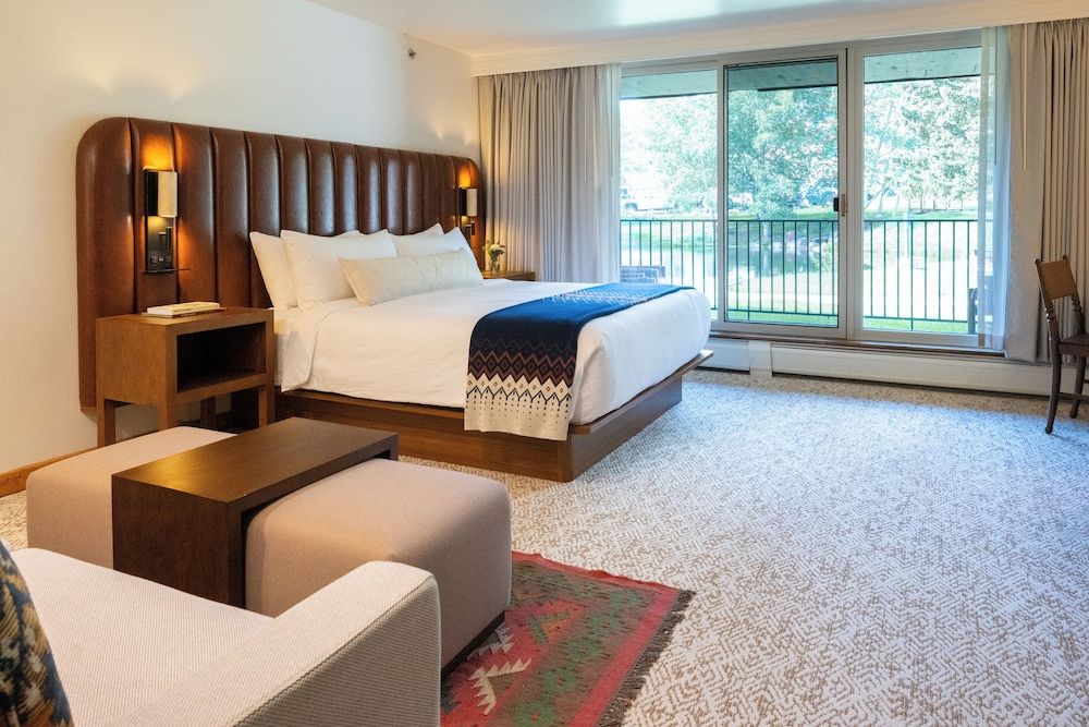 Rock Creek Resort Room, 1 King Bed, Mobility Accessible (Hearing) 4