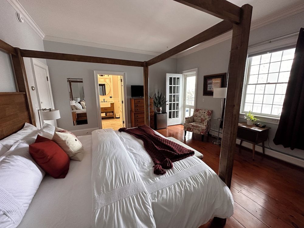 The Ellis Inn Superior Double Room, 1 King Bed, Balcony, Garden View