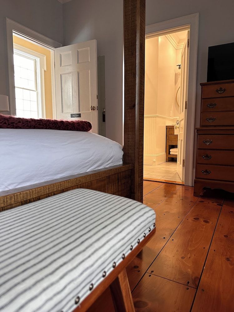 The Ellis Inn Superior Double Room, 1 King Bed, Balcony, Garden View 2