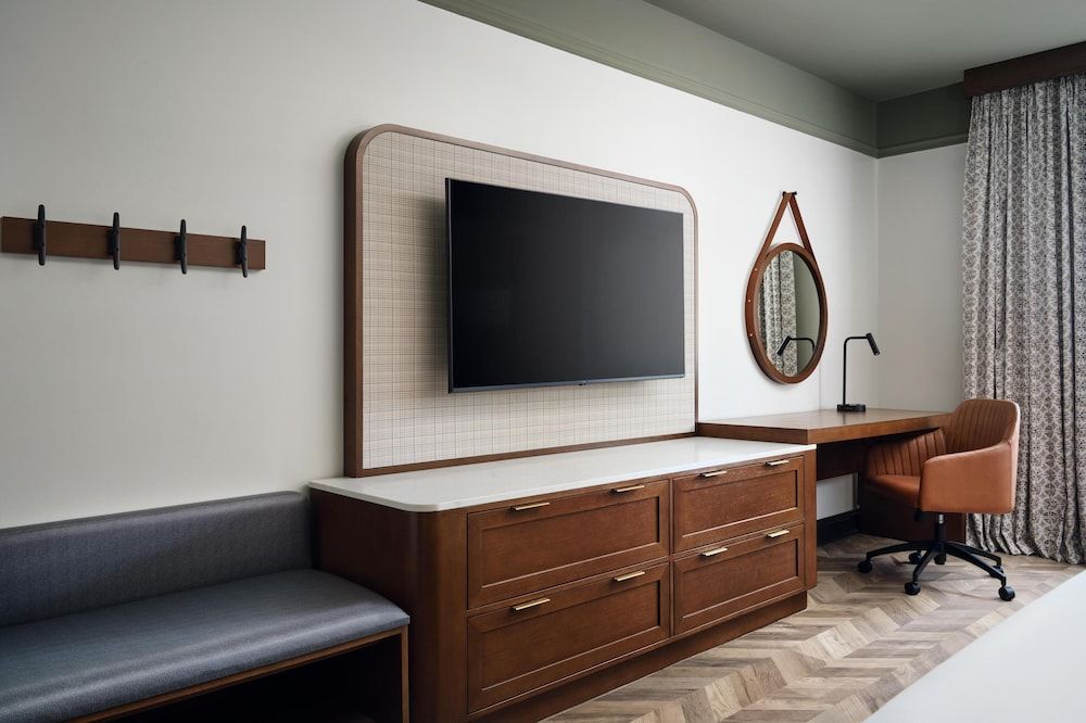 Tryon Riverfront Inn New Bern, Tapestry Room, 1 King Bed 4