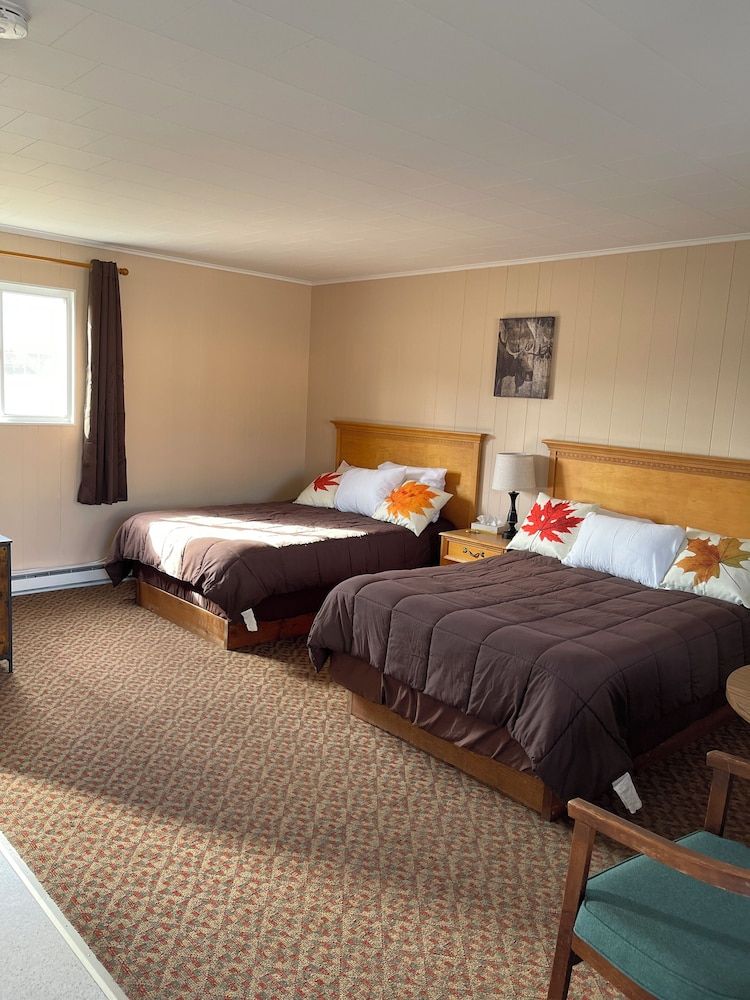 Fletchys Pictured Rocks Resort Superior Suite, Beach View 4