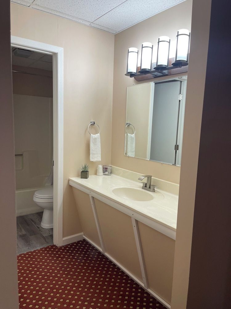 Fletchys Pictured Rocks Resort Deluxe Room, Beach View 5