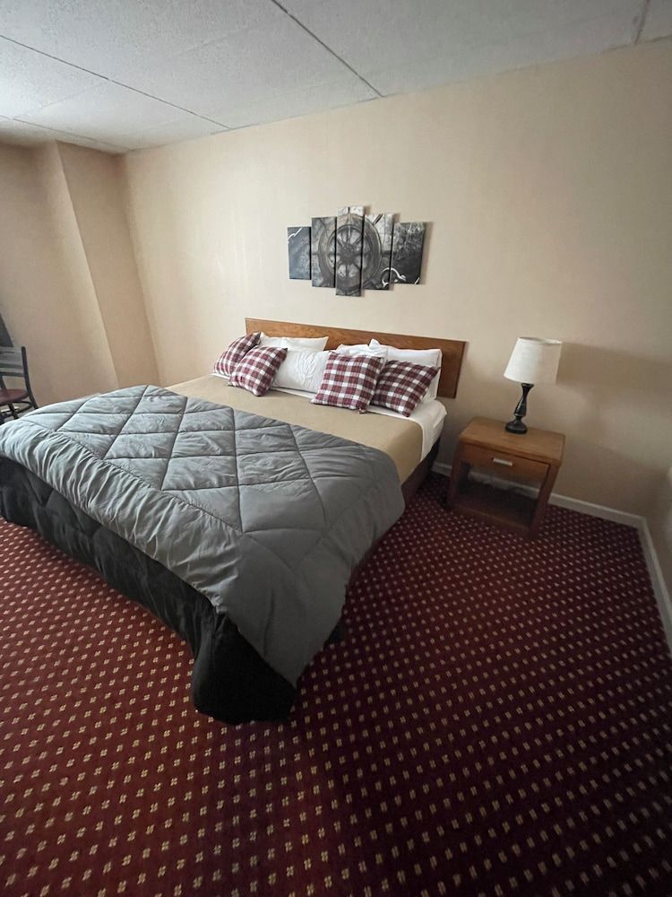 Fletchys Pictured Rocks Resort Deluxe Room, Beach View 3